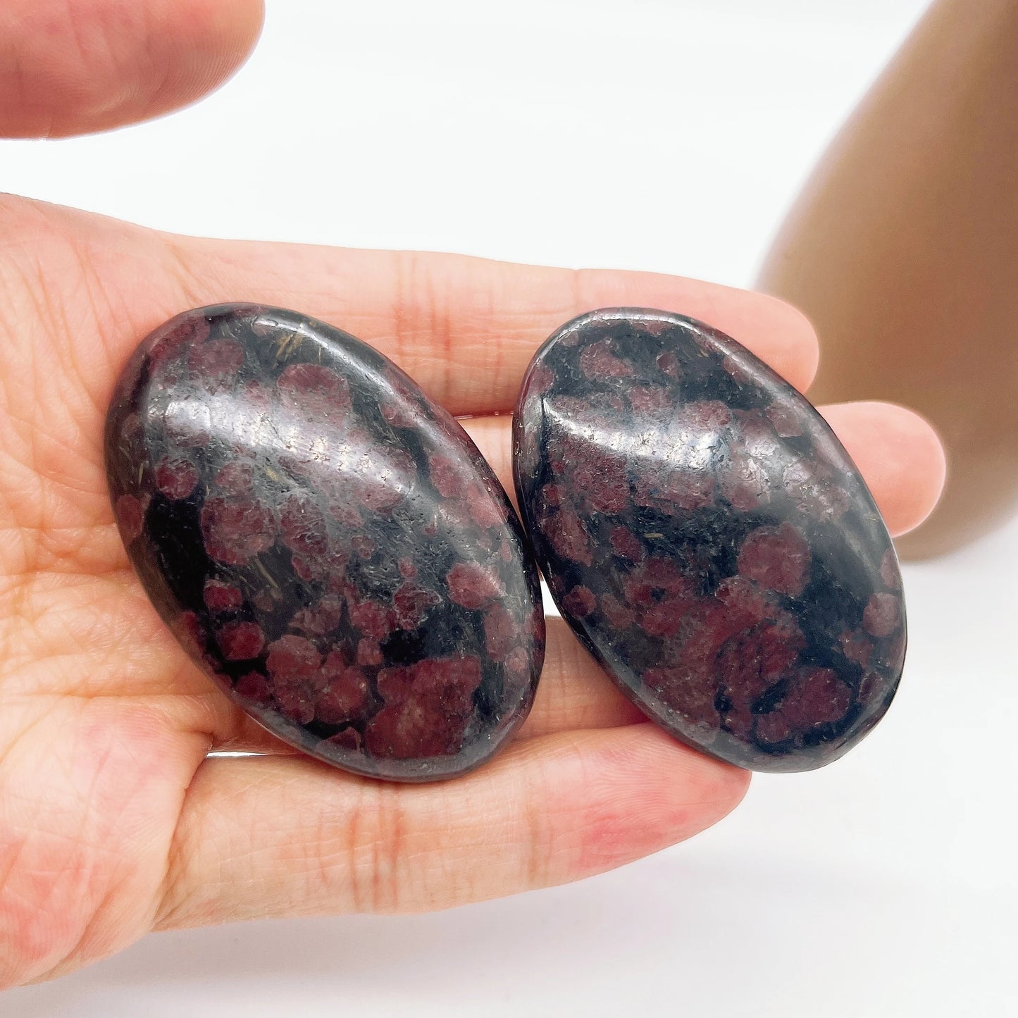 Natural Garnet Quartz Pocket Palm Crystal Stone Thumb Toy Hot Compress Beauty and health care tools Healing Health Home Decor